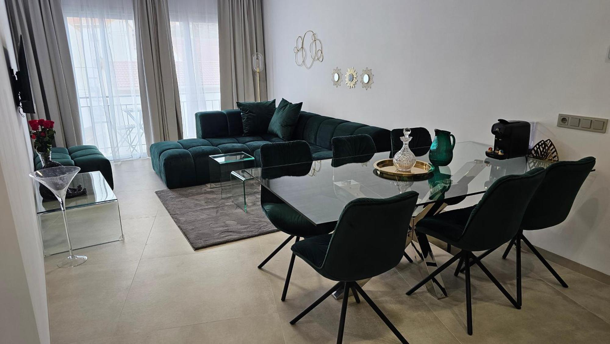 Oasis Jacuzzi Retreat Apartment Marbella Bagian luar foto
