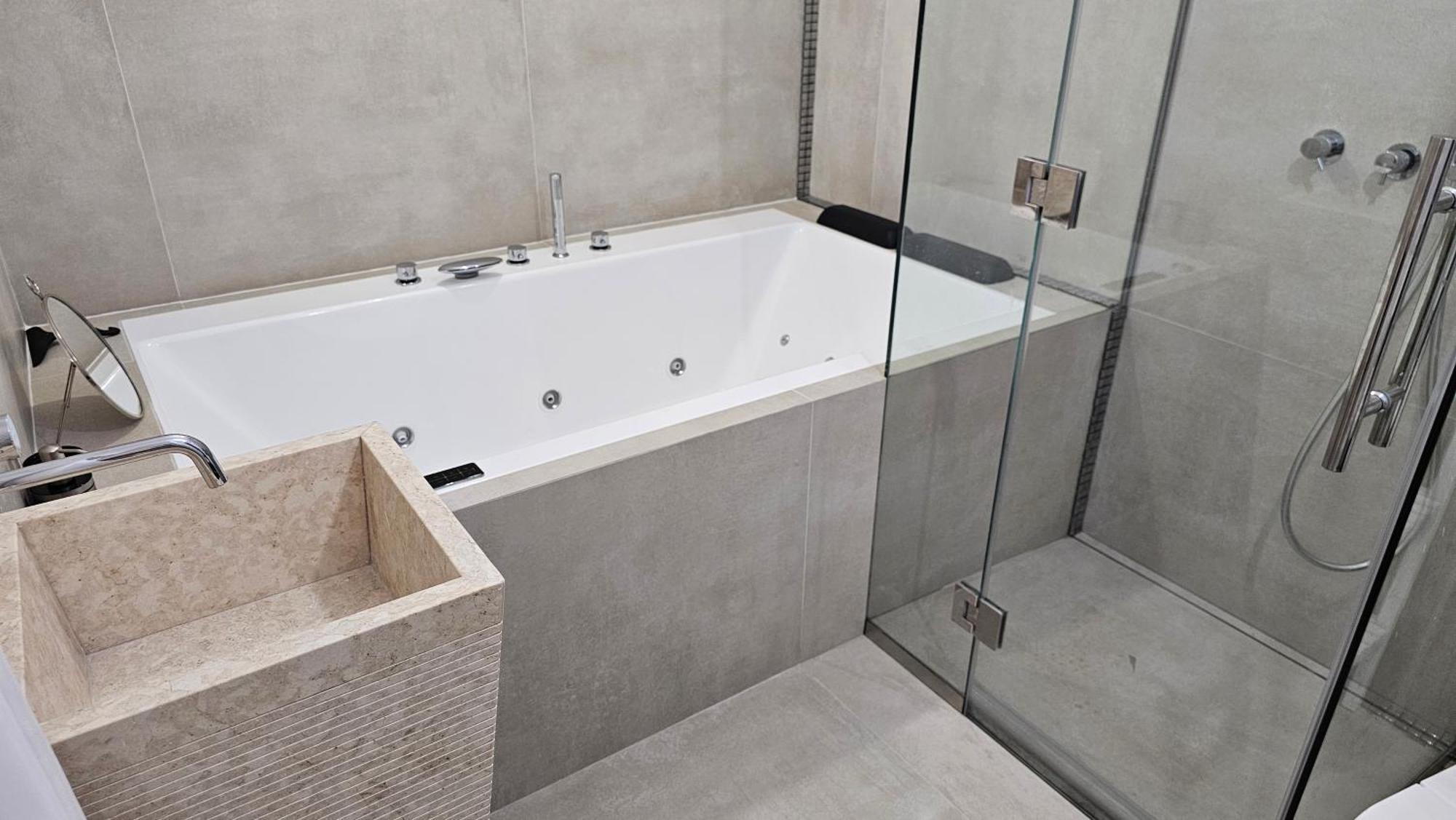 Oasis Jacuzzi Retreat Apartment Marbella Bagian luar foto