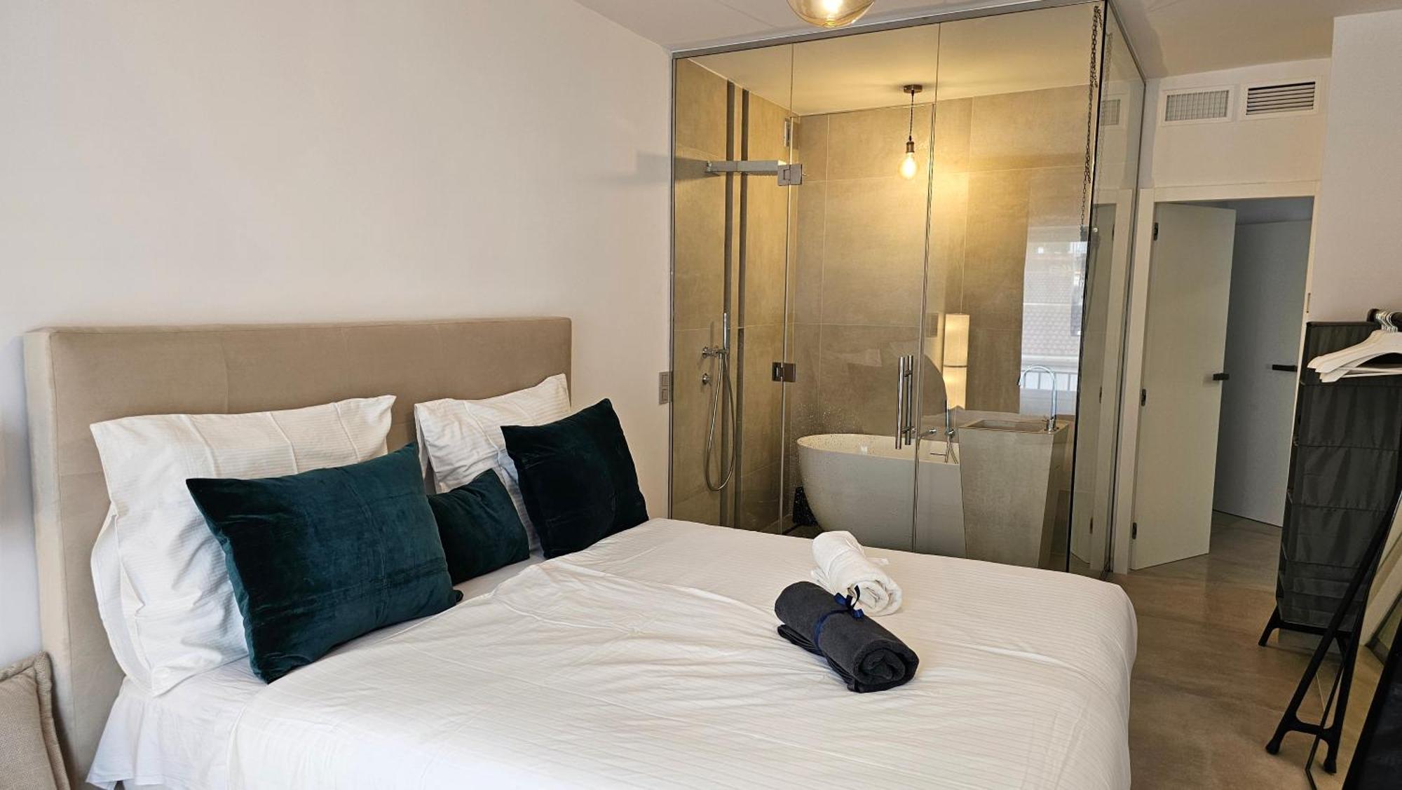 Oasis Jacuzzi Retreat Apartment Marbella Bagian luar foto