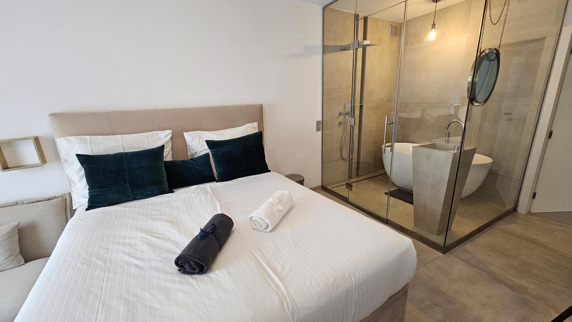 Oasis Jacuzzi Retreat Apartment Marbella Bagian luar foto