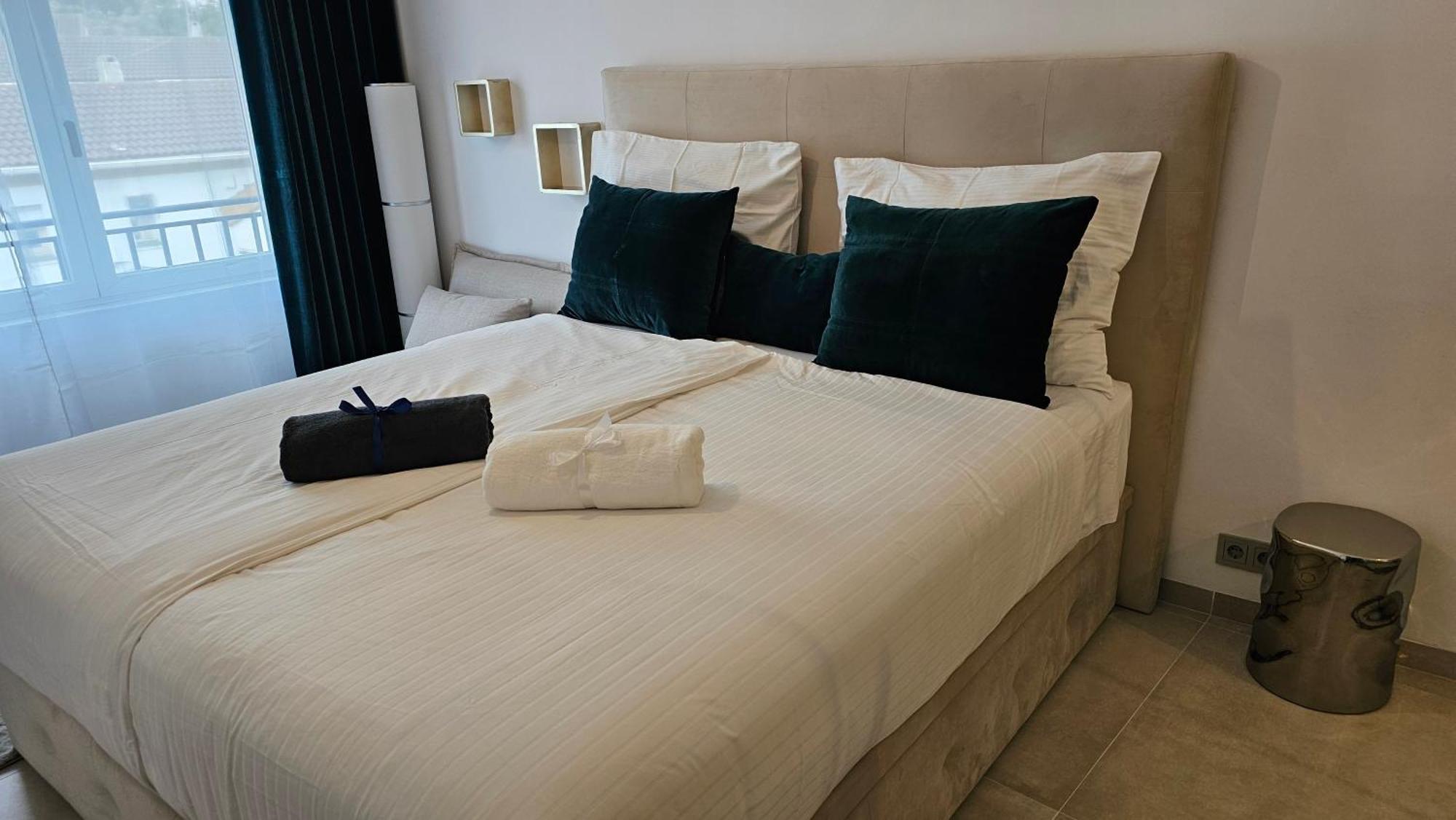 Oasis Jacuzzi Retreat Apartment Marbella Bagian luar foto
