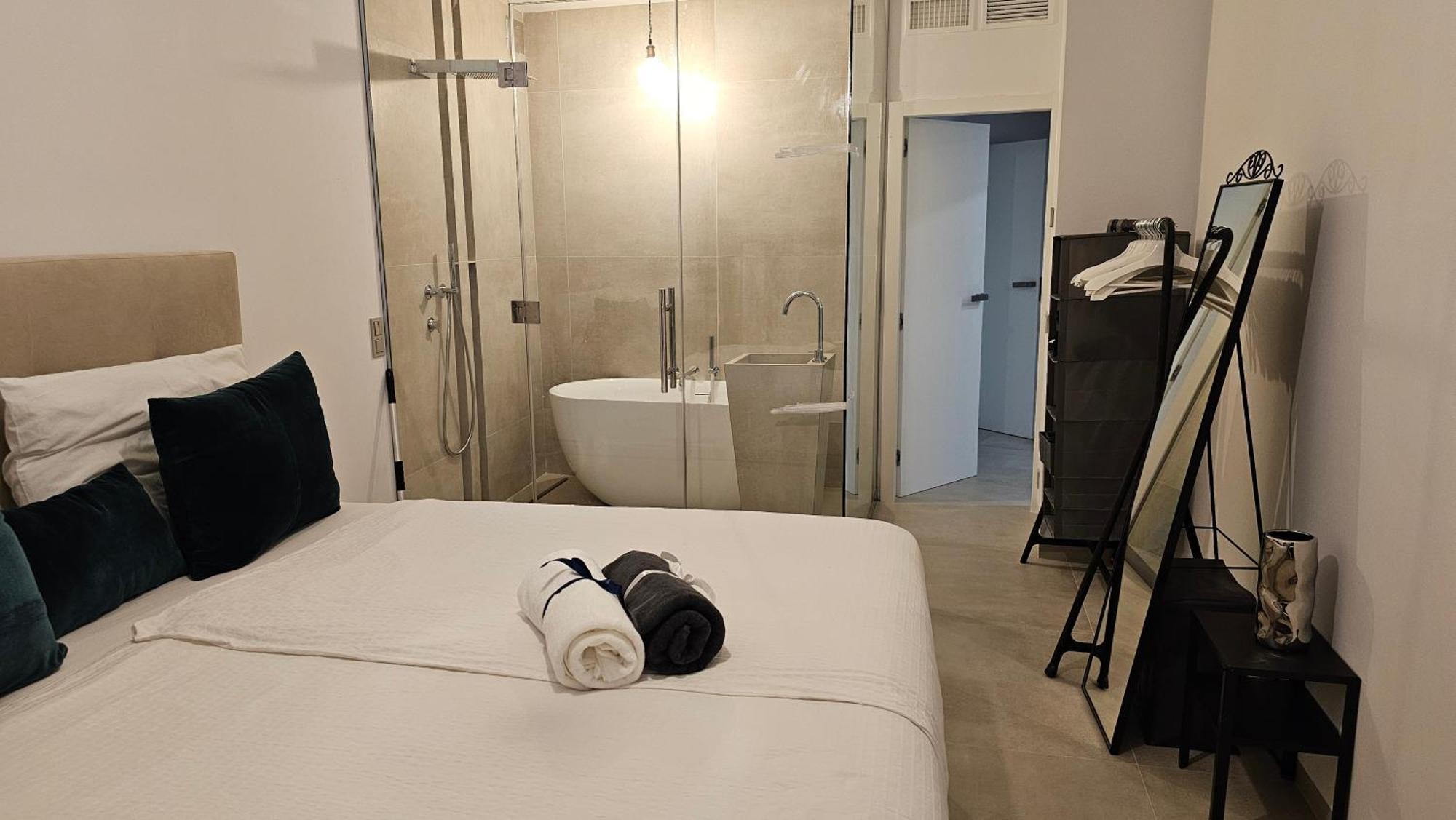 Oasis Jacuzzi Retreat Apartment Marbella Bagian luar foto
