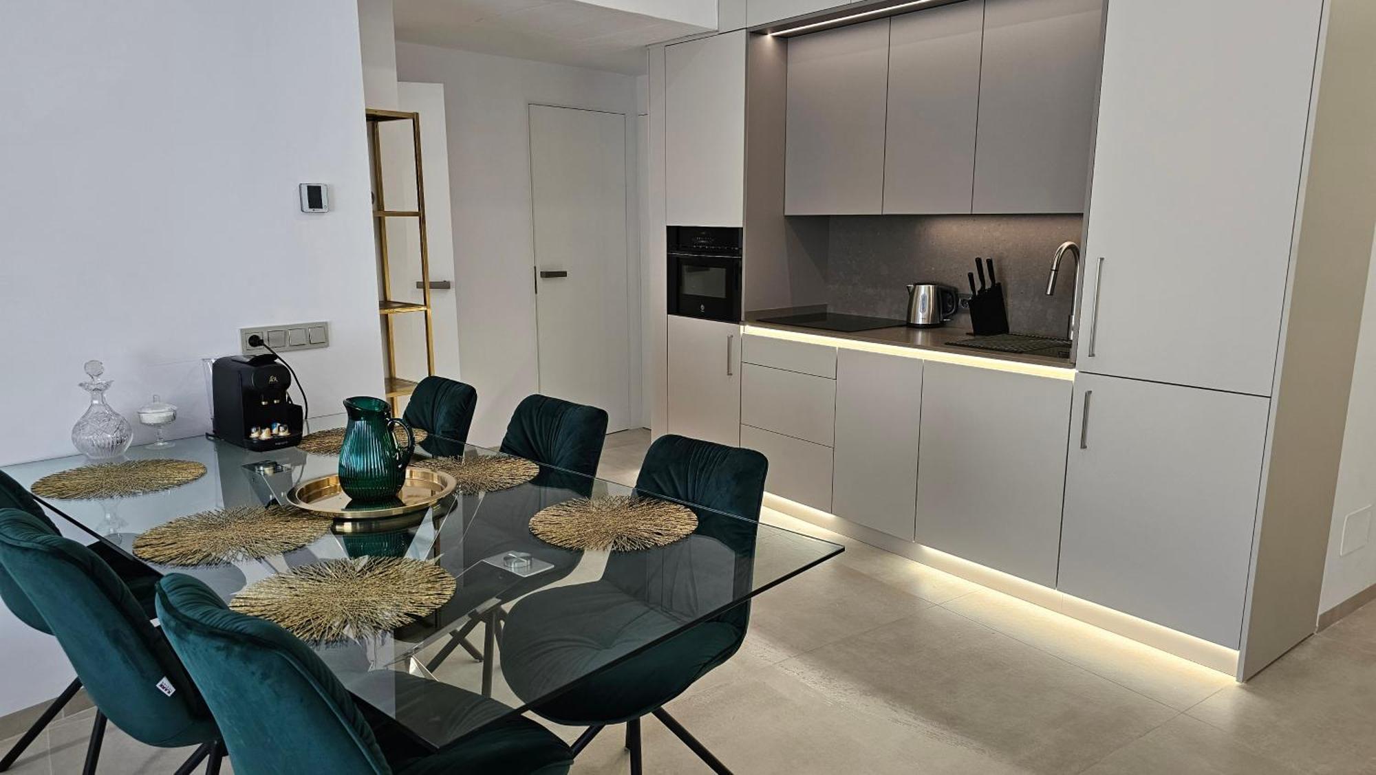 Oasis Jacuzzi Retreat Apartment Marbella Bagian luar foto