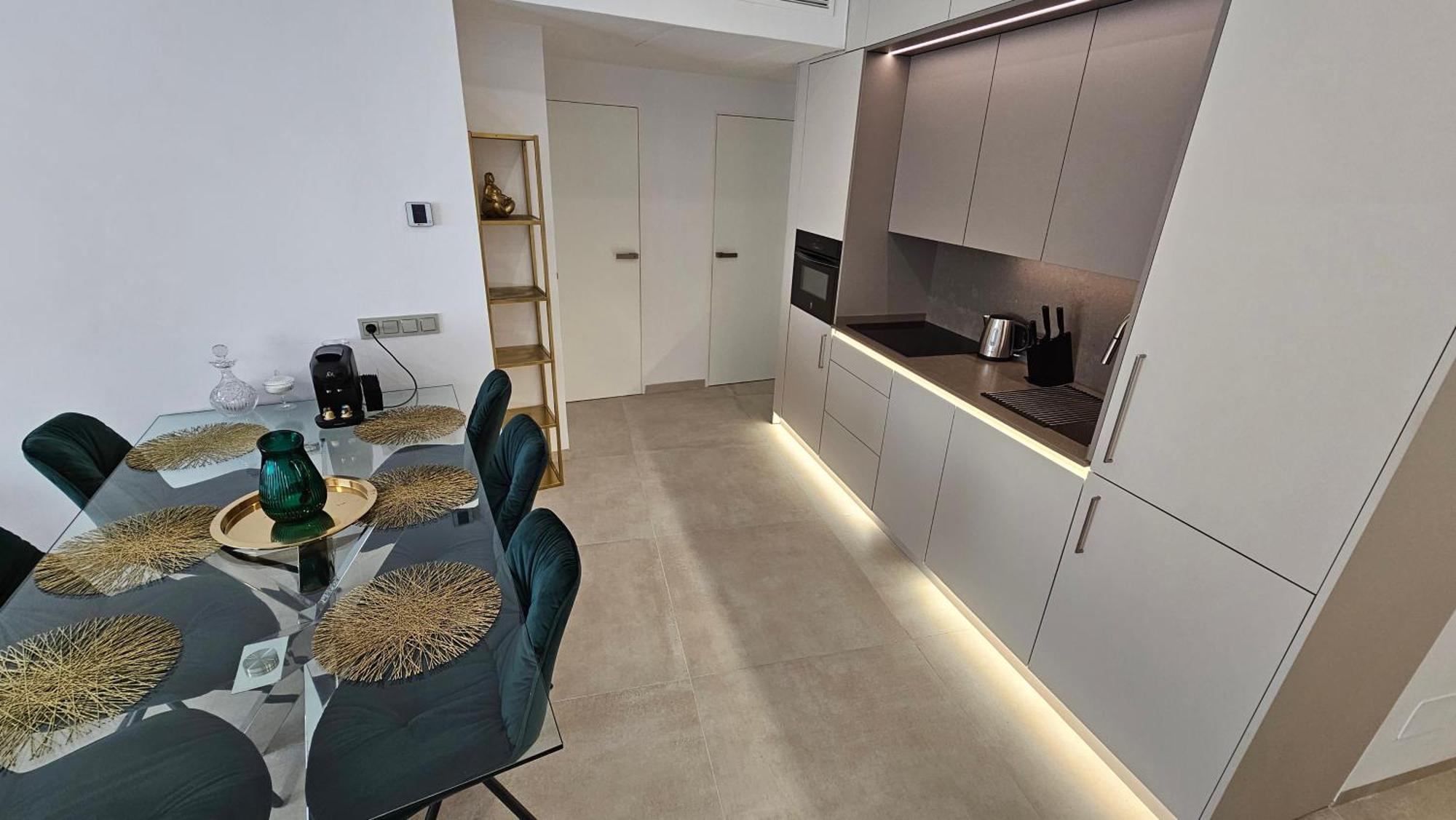 Oasis Jacuzzi Retreat Apartment Marbella Bagian luar foto