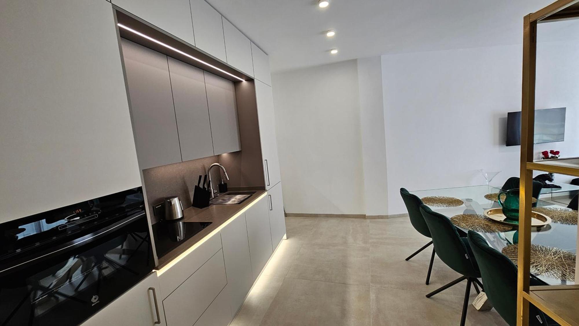 Oasis Jacuzzi Retreat Apartment Marbella Bagian luar foto
