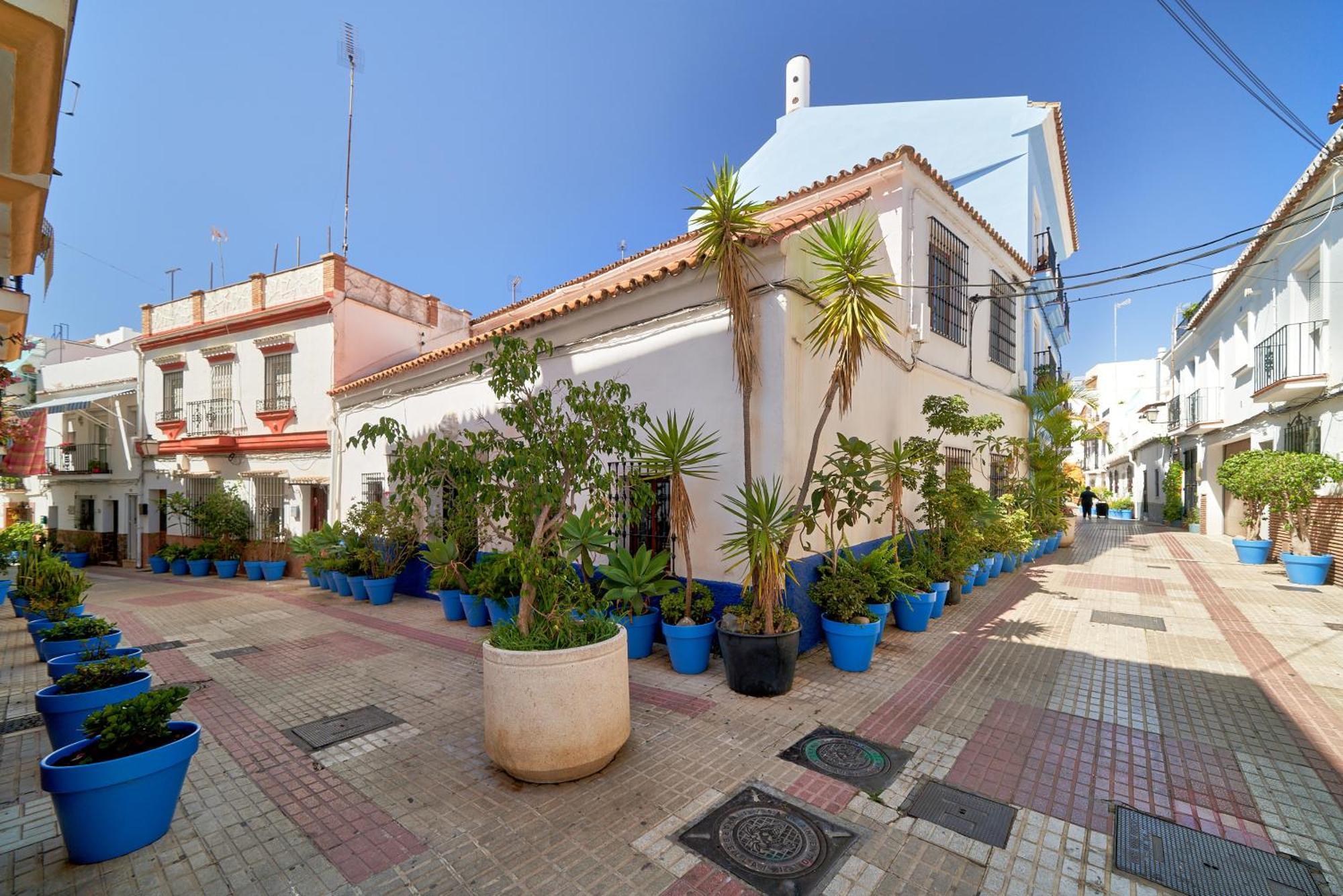 Oasis Jacuzzi Retreat Apartment Marbella Bagian luar foto