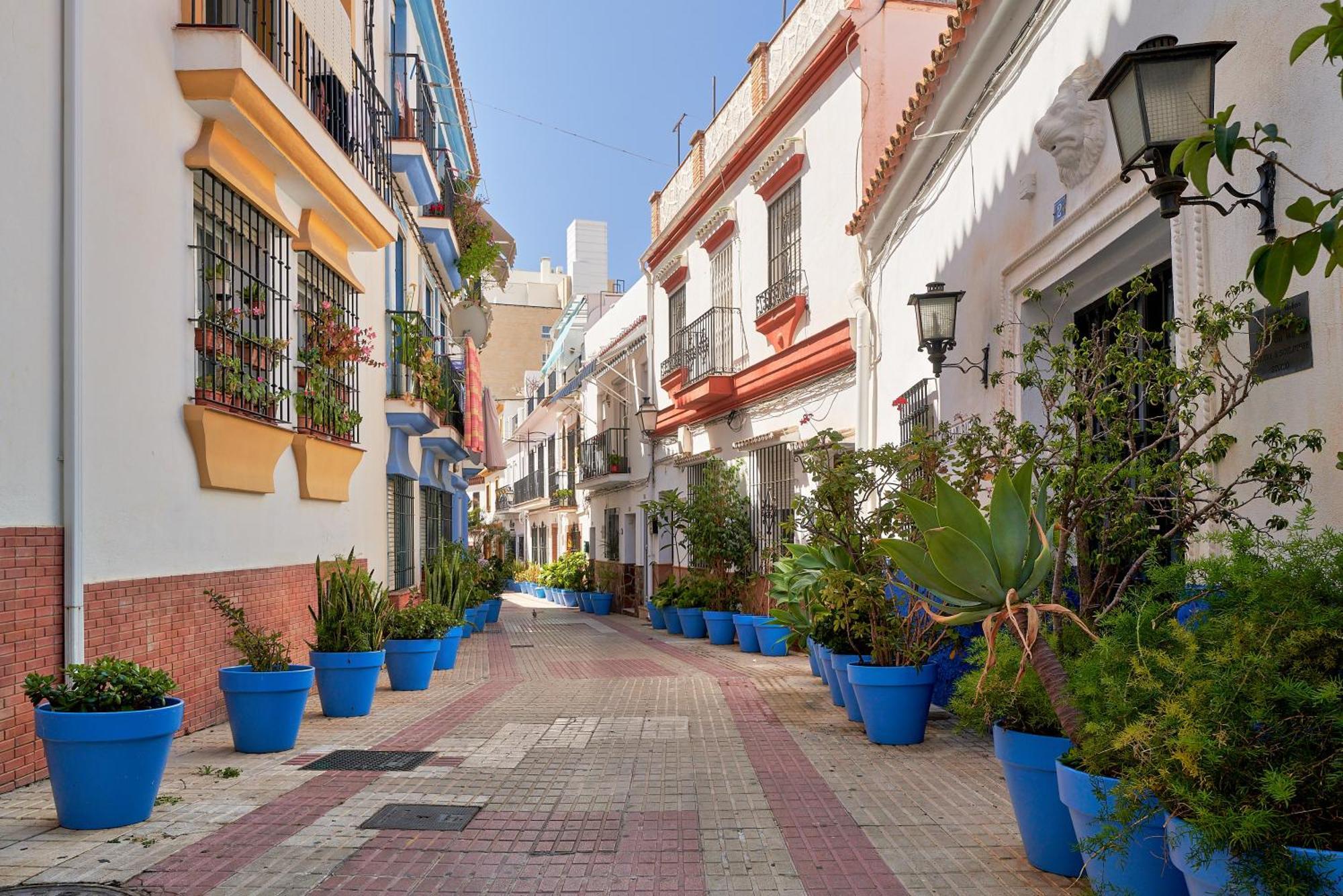 Oasis Jacuzzi Retreat Apartment Marbella Bagian luar foto